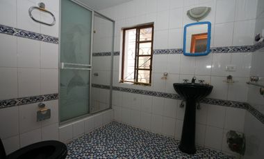 En Venta: Encantadora Casa Esquinera con Estilo Neo - Clásico