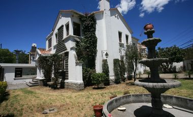 En Venta: Encantadora Casa Esquinera con Estilo Neo - Clásico