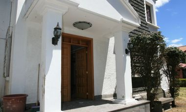 En Venta: Encantadora Casa Esquinera con Estilo Neo - Clásico