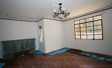 En Venta: Encantadora Casa Esquinera con Estilo Neo - Clásico