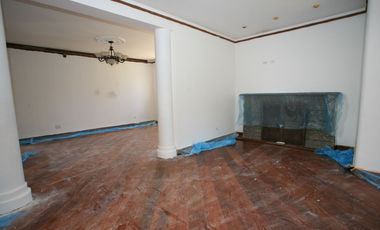 En Venta: Encantadora Casa Esquinera con Estilo Neo - Clásico