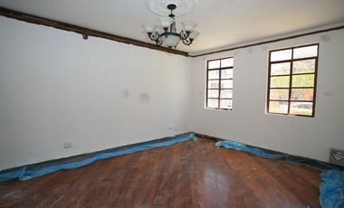 En Venta: Encantadora Casa Esquinera con Estilo Neo - Clásico