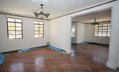 En Venta: Encantadora Casa Esquinera con Estilo Neo - Clásico