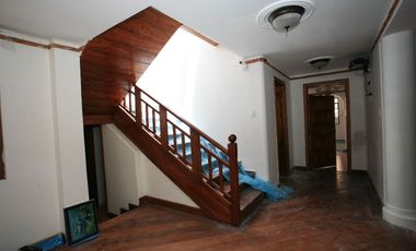 En Venta: Encantadora Casa Esquinera con Estilo Neo - Clásico