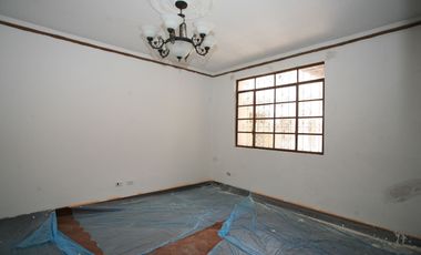 En Venta: Encantadora Casa Esquinera con Estilo Neo - Clásico