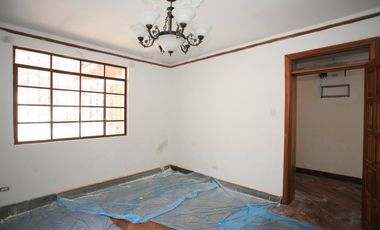 En Venta: Encantadora Casa Esquinera con Estilo Neo - Clásico