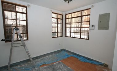 En Venta: Encantadora Casa Esquinera con Estilo Neo - Clásico