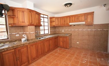 En Venta: Encantadora Casa Esquinera con Estilo Neo - Clásico