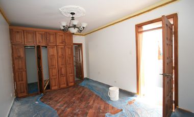 En Venta: Encantadora Casa Esquinera con Estilo Neo - Clásico