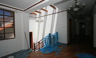 En Venta: Encantadora Casa Esquinera con Estilo Neo - Clásico