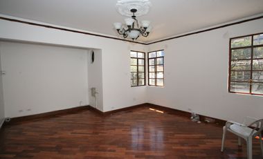 En Venta: Encantadora Casa Esquinera con Estilo Neo - Clásico