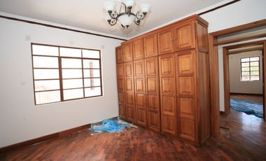 En Venta: Encantadora Casa Esquinera con Estilo Neo - Clásico