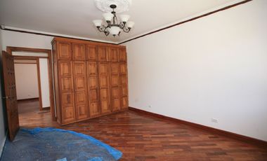 En Venta: Encantadora Casa Esquinera con Estilo Neo - Clásico