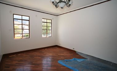 En Venta: Encantadora Casa Esquinera con Estilo Neo - Clásico