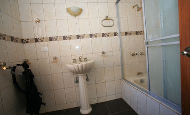 En Venta: Encantadora Casa Esquinera con Estilo Neo - Clásico