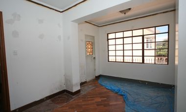 En Venta: Encantadora Casa Esquinera con Estilo Neo - Clásico