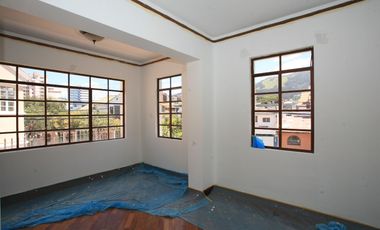 En Venta: Encantadora Casa Esquinera con Estilo Neo - Clásico