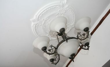 En Venta: Encantadora Casa Esquinera con Estilo Neo - Clásico