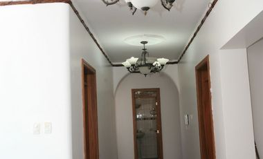 En Venta: Encantadora Casa Esquinera con Estilo Neo - Clásico