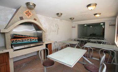 En Venta: Encantadora Casa Esquinera con Estilo Neo - Clásico