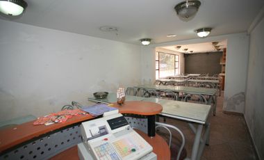 En Venta: Encantadora Casa Esquinera con Estilo Neo - Clásico