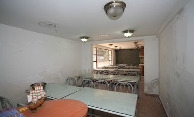 En Venta: Encantadora Casa Esquinera con Estilo Neo - Clásico