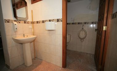 En Venta: Encantadora Casa Esquinera con Estilo Neo - Clásico