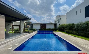 CASA NUEVA DENTRO DE COTO CEDRO EN PARQUES VALLARTA