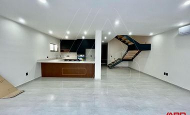 CASA NUEVA DENTRO DE COTO CEDRO EN PARQUES VALLARTA