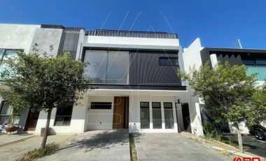 CASA NUEVA DENTRO DE COTO CEDRO EN PARQUES VALLARTA