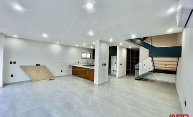 CASA NUEVA DENTRO DE COTO CEDRO EN PARQUES VALLARTA