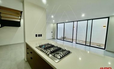 CASA NUEVA DENTRO DE COTO CEDRO EN PARQUES VALLARTA