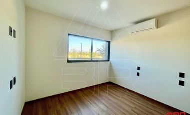 CASA NUEVA DENTRO DE COTO CEDRO EN PARQUES VALLARTA