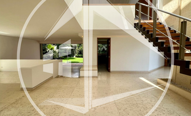 EXCLUSIVA RESIDENCIA CON EXCELENTES ACABADOS EN REAL DEL COUNTRY, LOMAS COUNTRY CLUB.