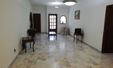 RENTA CASA SOLA DE UN NIVEL 3 RECÁMARAS Y JARDÍN CERCA DE BOULEVARD CUAUHNAHUAC, CIVAC, TIZOC.