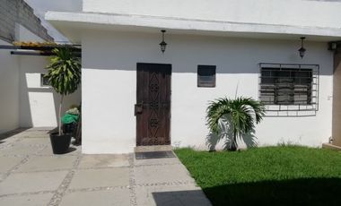 RENTA CASA SOLA DE UN NIVEL 3 RECÁMARAS Y JARDÍN CERCA DE BOULEVARD CUAUHNAHUAC, CIVAC, TIZOC.