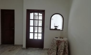 RENTA CASA SOLA DE UN NIVEL 3 RECÁMARAS Y JARDÍN CERCA DE BOULEVARD CUAUHNAHUAC, CIVAC, TIZOC.