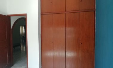 RENTA CASA SOLA DE UN NIVEL 3 RECÁMARAS Y JARDÍN CERCA DE BOULEVARD CUAUHNAHUAC, CIVAC, TIZOC.