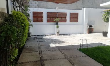 RENTA CASA SOLA DE UN NIVEL 3 RECÁMARAS Y JARDÍN CERCA DE BOULEVARD CUAUHNAHUAC, CIVAC, TIZOC.