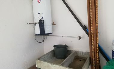 RENTA CASA SOLA DE UN NIVEL 3 RECÁMARAS Y JARDÍN CERCA DE BOULEVARD CUAUHNAHUAC, CIVAC, TIZOC.