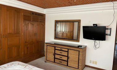 Residencia en Tabachines estilo Cuernavaca californiano, 4 recámaras, bungalow y alberca