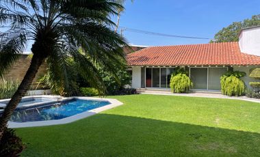 Residencia en Tabachines estilo Cuernavaca californiano, 4 recámaras, bungalow y alberca