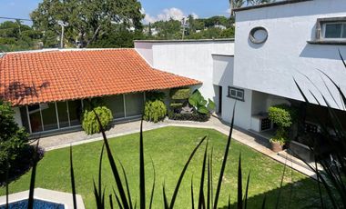 Residencia en Tabachines estilo Cuernavaca californiano, 4 recámaras, bungalow y alberca