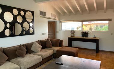 Residencia en Tabachines estilo Cuernavaca californiano, 4 recámaras, bungalow y alberca