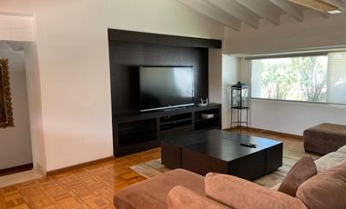 Residencia en Tabachines estilo Cuernavaca californiano, 4 recámaras, bungalow y alberca
