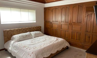 Residencia en Tabachines estilo Cuernavaca californiano, 4 recámaras, bungalow y alberca