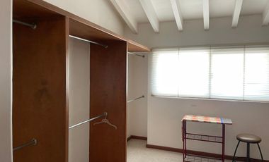 Residencia en Tabachines estilo Cuernavaca californiano, 4 recámaras, bungalow y alberca