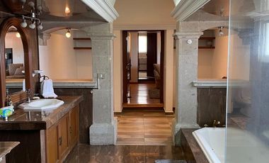 Residencia en Tabachines estilo Cuernavaca californiano, 4 recámaras, bungalow y alberca