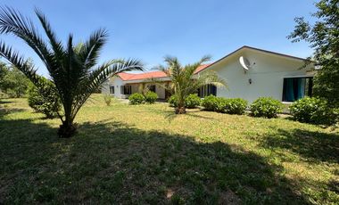 Gran casa con Galpon orilla pavimento km 1.8 Coihueco Miraflores