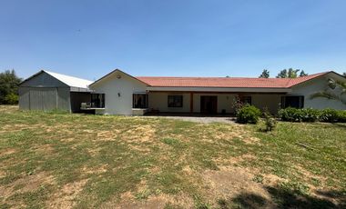Gran casa con Galpon orilla pavimento km 1.8 Coihueco Miraflores